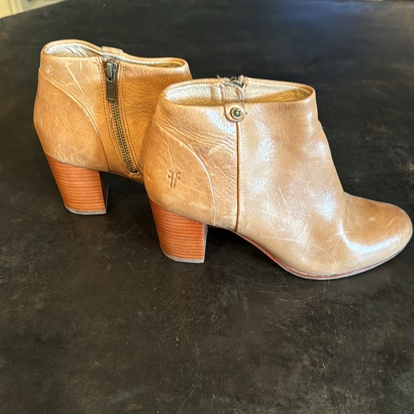 Frye bootie size 7 1/2 M. Camel - Picture 5 of 9